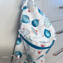 Load image into Gallery viewer, Kanga Care wet bag mini with blue zipper and shell pattern on a neutral background print Glaskugeln with blue and red ornament pattern on a white background
