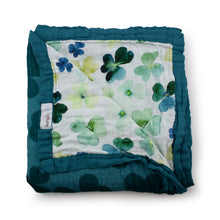 Load image into Gallery viewer, Clover baby blanket, top side
