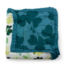 Load image into Gallery viewer, Clover baby blanket, under side
